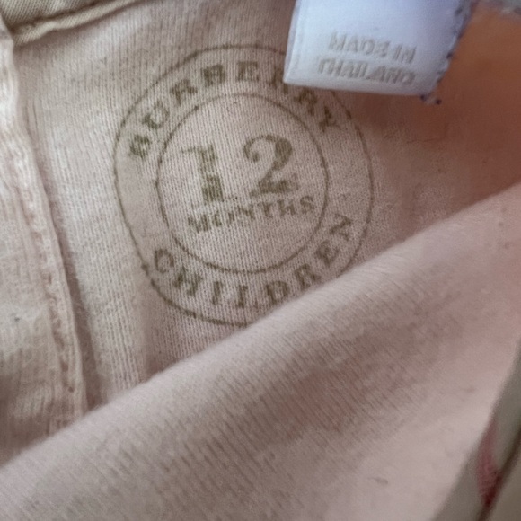 BURBERRY
Girls Light Pink Cotton Onesie with Plaid Peter Pan Collar - Picture 4 of 6